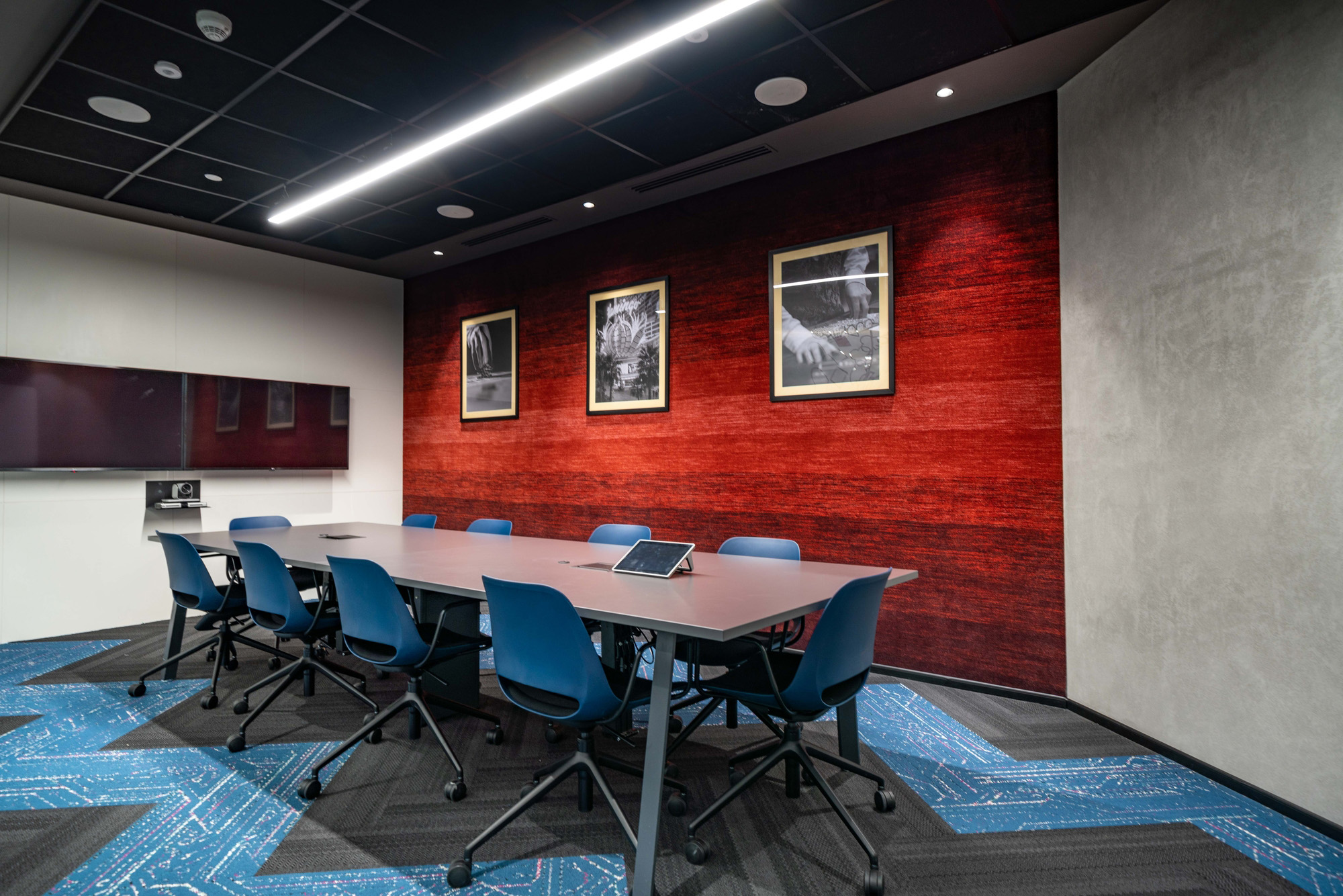 暗黑工业风金融公司办公空间会议室设计